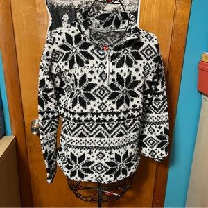 Eye candy snowflake pull over fluffly fleece white black size medium